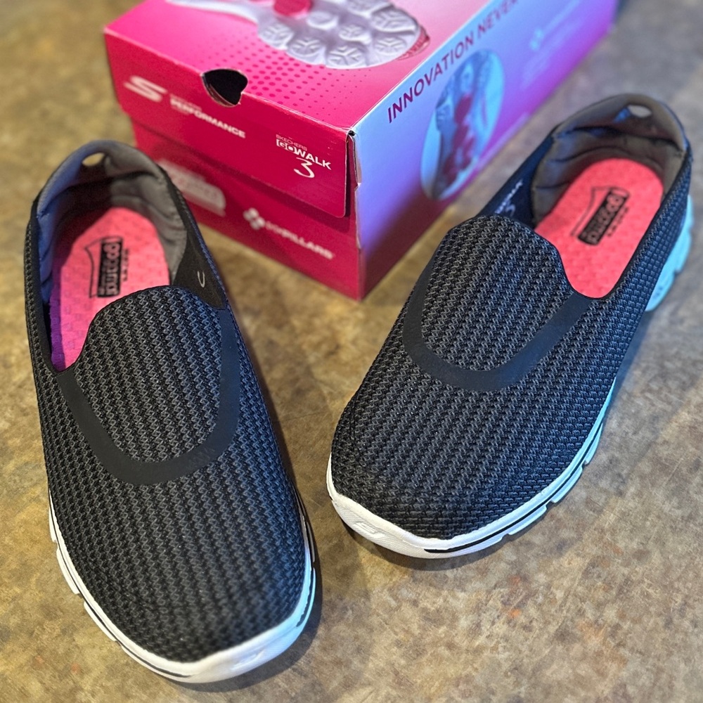 Women’s Skechers GoWalk 3. Black. Size 8.5.